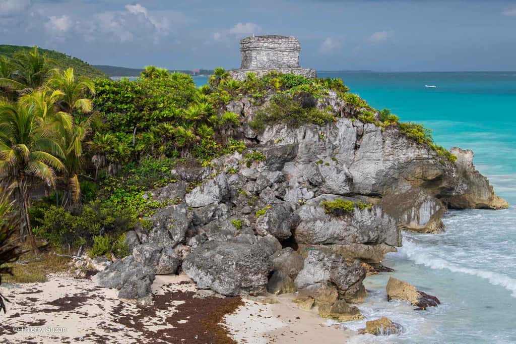 Perché face à la mer des Caraïbes, le Temple du dieu du vent symbolise la puissance et la protection divine pour les anciens Mayas. Ce site remarquable, unique en son genre, témoigne de l’ingéniosité architecturale et spirituelle de cette civilisation millénaire. Temple du dieu du vent, Tulum © Thierry Suzan – Tous droits réservés